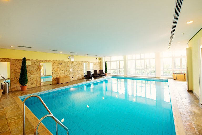 Heller Innenpool im Wellnessbereich des Hotels