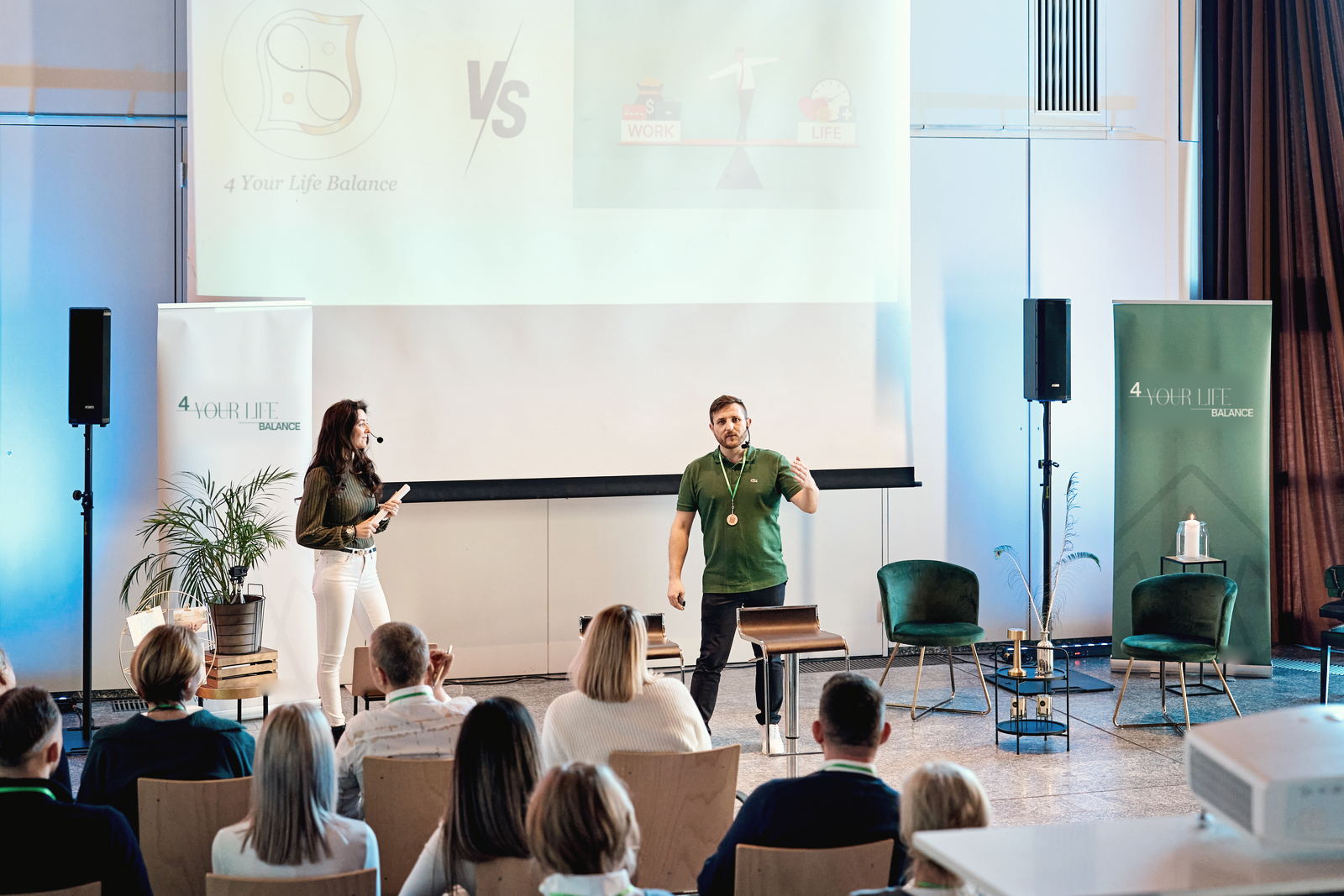 Regina und Andreas auf der Bühne vor Seminarteilnehmern